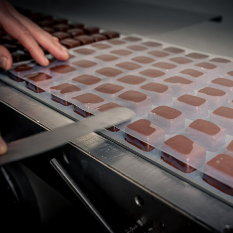 Fabrication de chocolats dans l'atelier