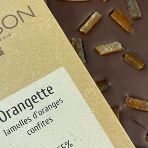 Tablette chocolat noir garnie avec des orangettes