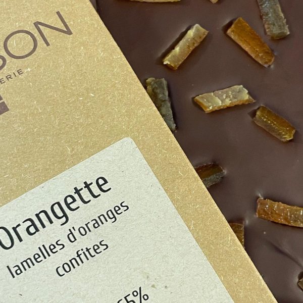 Tablette chocolat noir garnie avec des orangettes