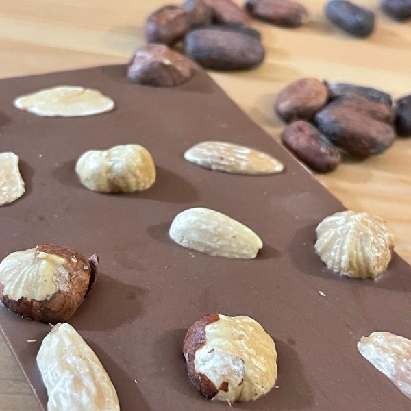 Tablette chocolat au lait garnie d'amandes et noisettes grillées – Image 2