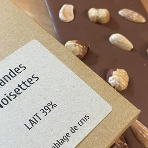 Tablette chocolat au lait garnie d'amandes et noisettes grillées