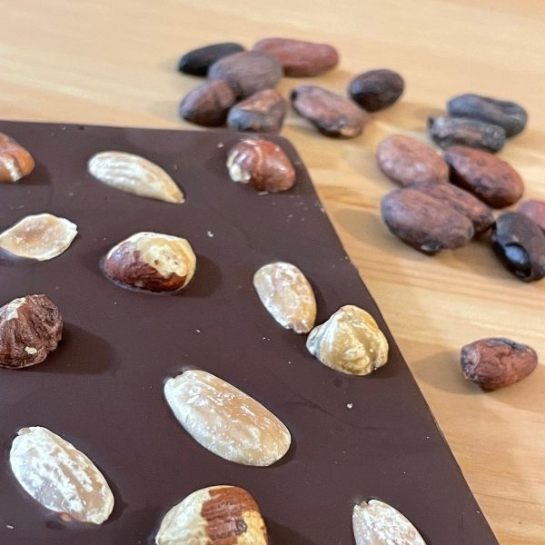 Tablette au chocolat noir garnie d'amandes et noisettes grillées – Image 2