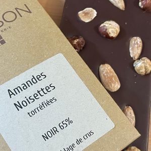 Tablette au chocolat noir garnie d'amandes et noisettes grillées