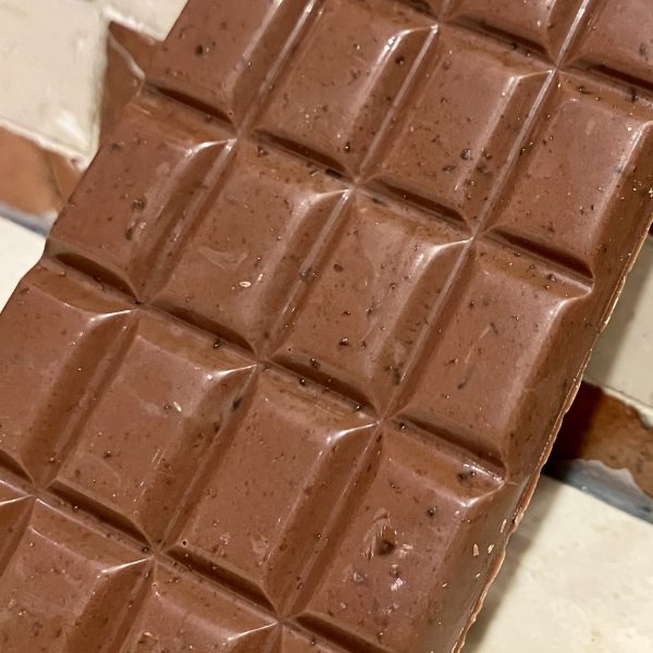 Tablette chocolat au lait aux brisures de caramel – Image 3