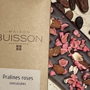 Tablette au chocolat noir garnie avec des pralines