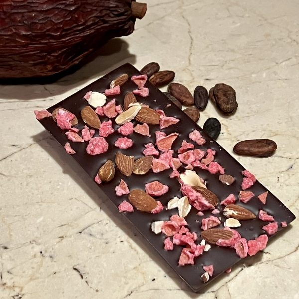 Tablette au chocolat noir garnie avec des pralines – Image 2