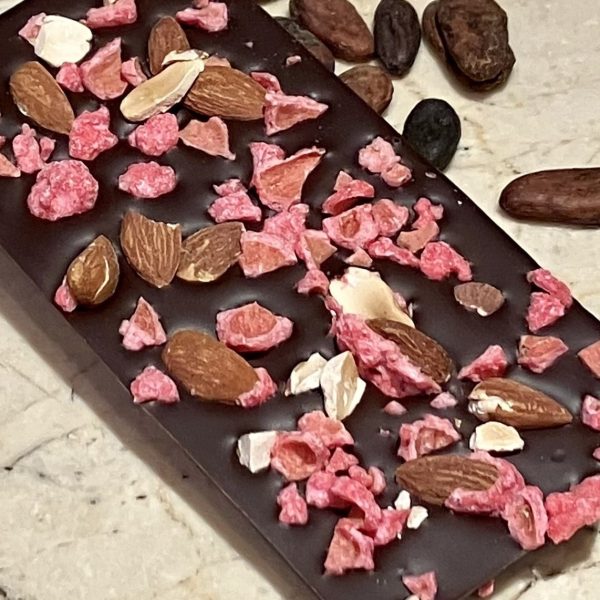 Tablette au chocolat noir garnie avec des pralines – Image 4